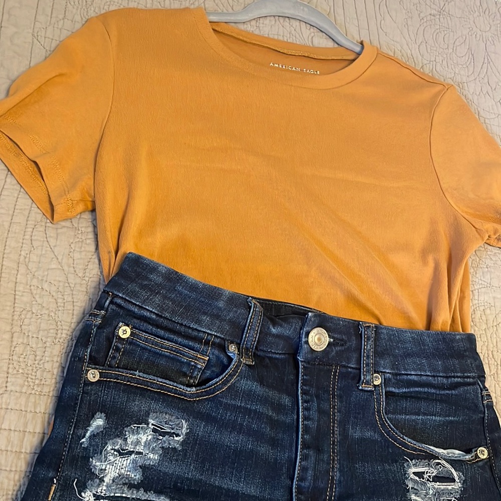 American Eagle size M golden yellow soft t shirt